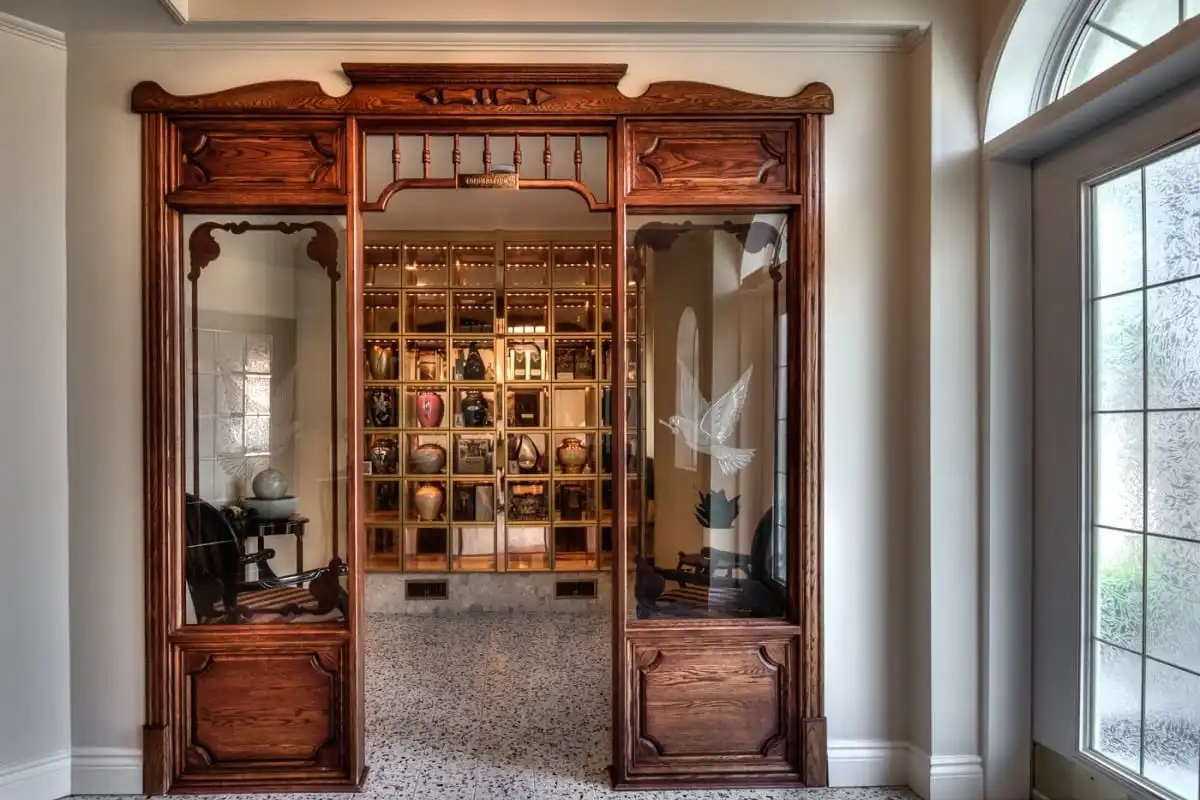 ue du columbarium à la résidence funéraire Marie-Soleil Phaneuf, offrant un espace paisible.